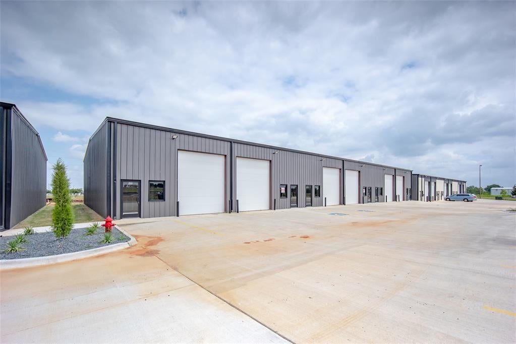 Photo 1 of 28 — 8101 Silver Crossing 210, Oklahoma City, OK 73132