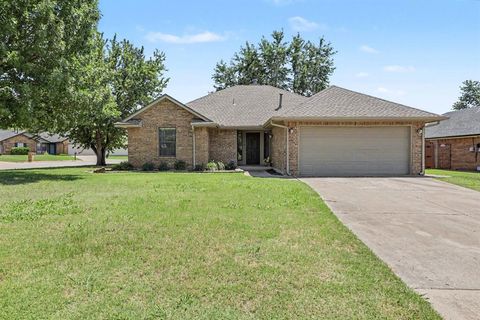 Photo of 200 Taos, Edmond, OK 73013 (MLS # 1237860)