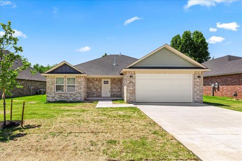 Photo of 224 E Abbott Lane, Mustang, OK 73064 (MLS # 1229722)