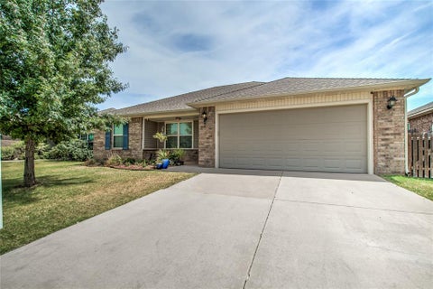 Photo of 2900 Sunberry Way, Yukon, OK 73099 (MLS # 1244083)