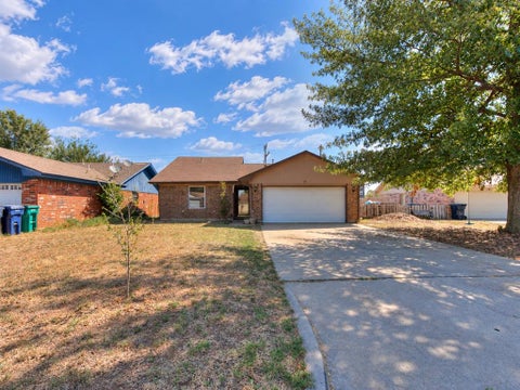 Photo of 16 Bellgate Drive, Yukon, OK 73099 (MLS # 1249937)