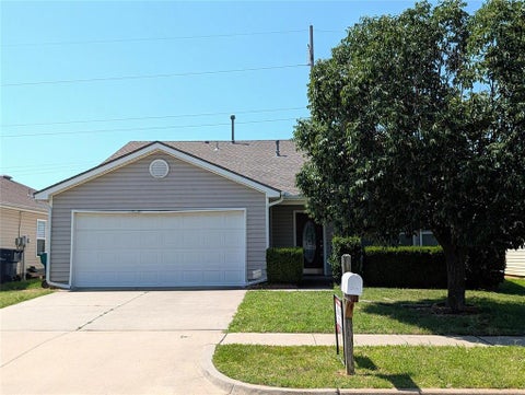 Photo of 1004 SW 156th Street, Oklahoma City, OK 73170 (MLS # 1239053)