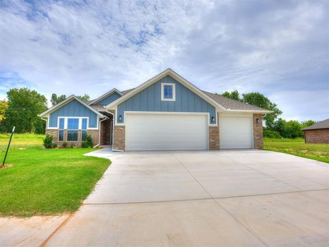 Photo of 7608 Three Woods Lane, Yukon, OK 73099 (MLS # 1224668)