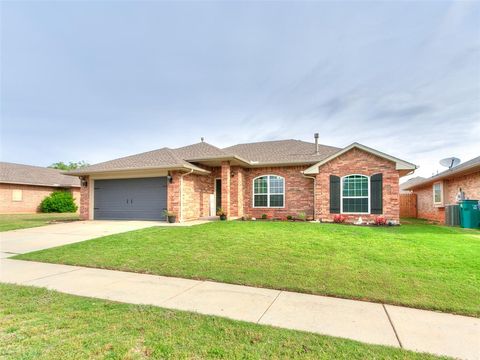 Photo of 11617 SW 10th Street, Yukon, OK 73099 (MLS # 1227016)