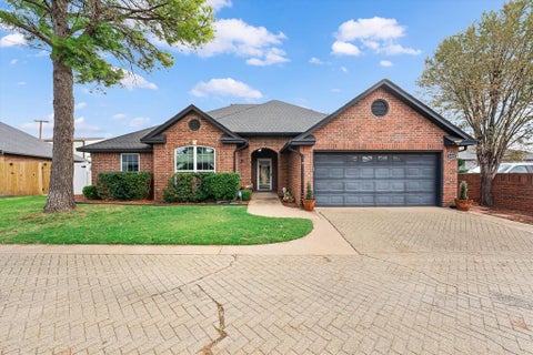 Photo of 1422 N Canyon Way, Guthrie, OK 73044 (MLS # 1252675)