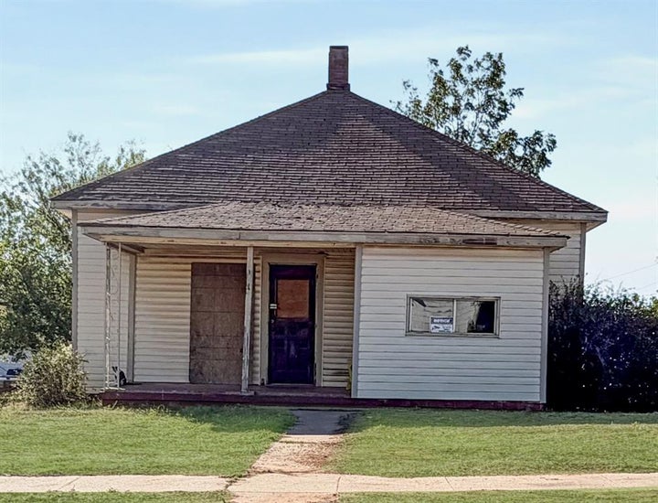 Photo 1 of 17 — 409 N 6th Street, Sayre, OK 73662