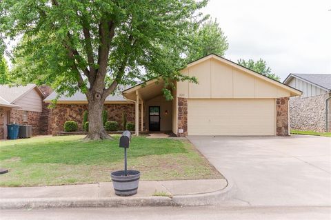 Photo of 320 Elwood Drive, Edmond, OK 73013 (MLS # 1221663)
