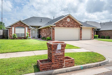 Photo of 2900 SE 97th Street, Moore, OK 73160 (MLS # 1237294)