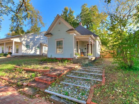 Photo of 318 S 2nd Street, Guthrie, OK 73044 (MLS # 1224183)