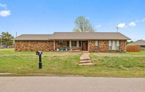Photo of 824 N Madison Avenue, Blanchard, OK 73010 (MLS # 1224520)