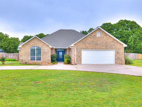 Photo of 101 Huntington Court, Shawnee, OK 74801 (MLS # 1230689)