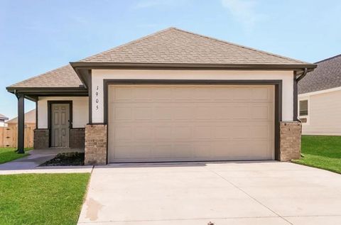 Photo of 1905 Crimson Lake Boulevard, El Reno, OK 73036 (MLS # 1211415)