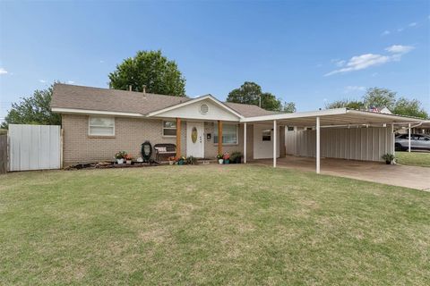 Photo of 804 NW 8th Street, Moore, OK 73160 (MLS # 1224470)