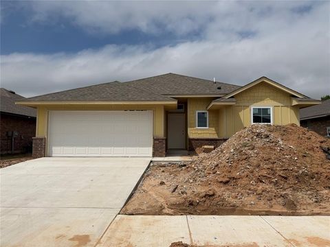 Photo of 1005 Redwood Creek Drive, Yukon, OK 73099 (MLS # 1230515)
