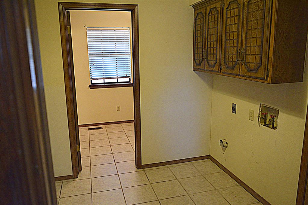 Shawnee, Oklahoma 74801, United States, 3 Bedrooms Bedrooms, ,3 BathroomsBathrooms,Residential,Pending,252706