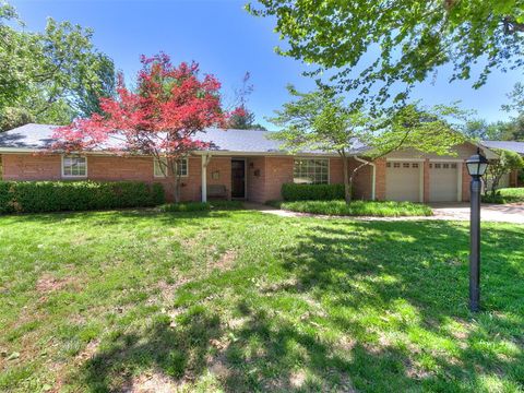 Photo of 2626 Chateau Drive, Norman, OK 73069 (MLS # 1226456)