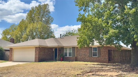 Photo of 1821 Edinburg Drive, Yukon, OK 73099 (MLS # 1252353)