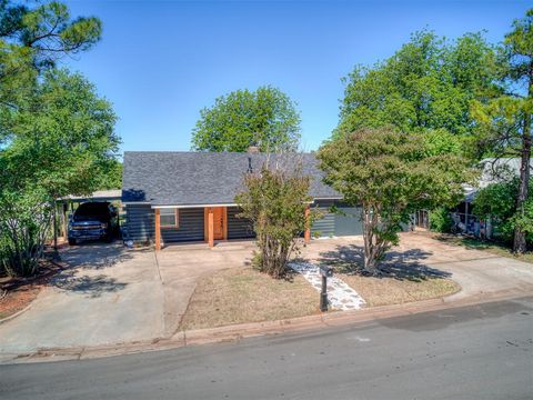 Photo of 821 SE Grand Boulevard, Oklahoma City, OK 73129 (MLS # 1229768)