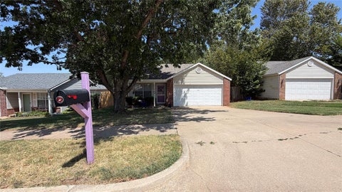 Photo of 1117 Cedarcrest Street, Norman, OK 73071 (MLS # 1244788)