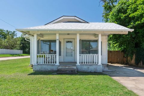 Photo of 301 W Chicago Street, Shawnee, OK 74804 (MLS # 1238570)