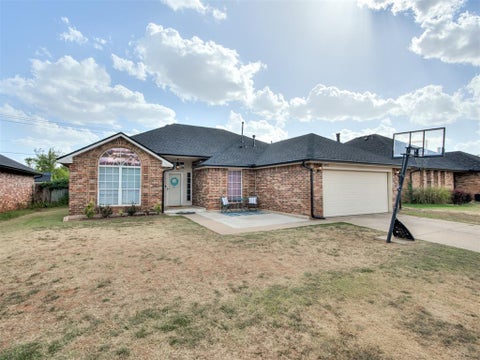 Photo of 11712 SW 7th Street, Yukon, OK 73099 (MLS # 1250088)
