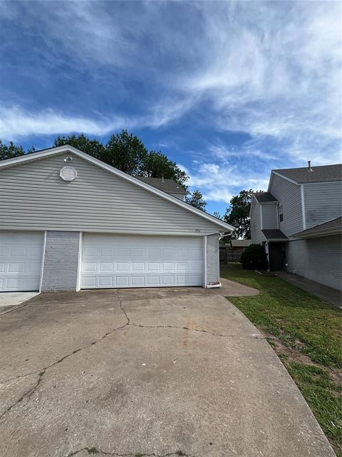 Photo of 1712 Jennifer Circle, Norman, OK 73071 (MLS # 1228731)