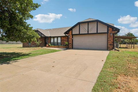 Photo of 812 Dripping Springs Drive, Edmond, OK 73034 (MLS # 1243912)