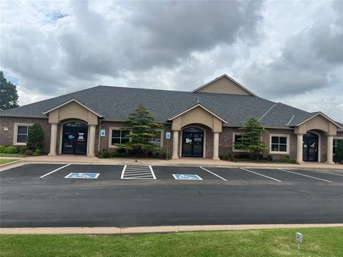 Photo of 1224 SW 104th Street, Oklahoma City, OK 73139 (MLS # 1202071)
