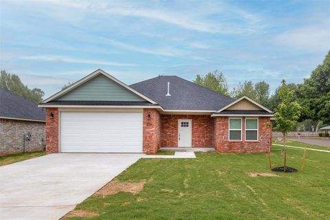 Photo of 204 E Abbott Lane, Mustang, OK 73064 (MLS # 1225735)