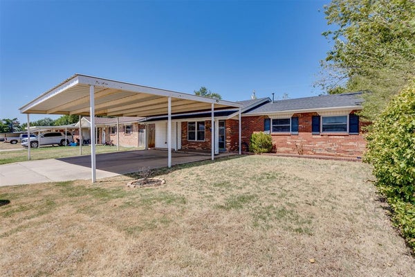 805 NW 22ND ST, MOORE, OK 73160 - Image 7b0fbf3a7eb4a09417c0bce6ca0aafcb/3753039062