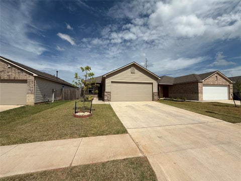 Photo of 11700 Krew Way, Yukon, OK 73099 (MLS # 1241206)