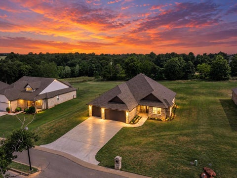 Photo of 201 Canyon Creek Lane, Guthrie, OK 73044 (MLS # 1242303)