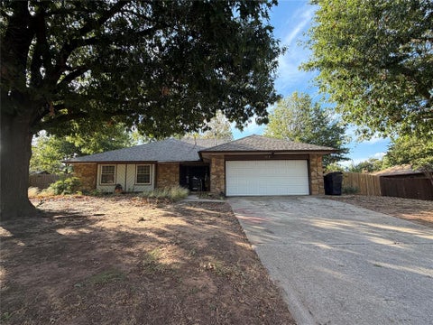 Photo of 113 Lochwood Lane, Yukon, OK 73099 (MLS # 1250134)
