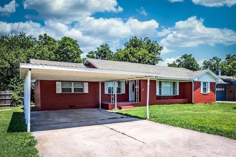 Photo of 727 NW 36th Street, Lawton, OK 73505 (MLS # 1230150)