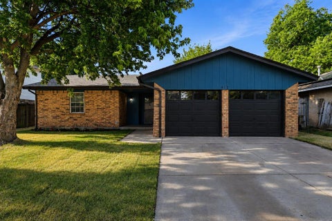 Photo of 612 W Perry Drive, Mustang, OK 73064 (MLS # 1229256)