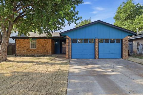 Photo of 612 W Perry Drive, Mustang, OK 73064 (MLS # 1229256)