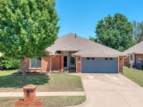 Photo of 917 Goshawk Drive, Norman, OK 73072 (MLS # 1229766)