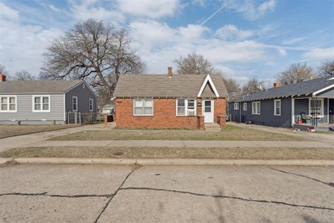 Photo of 1617 NE 15th Street, Oklahoma City, OK 73117 (MLS # 1225704)