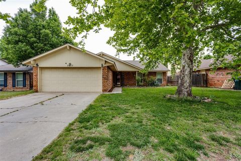 Photo of 1011 Royal Lane, Yukon, OK 73099 (MLS # 1227850)