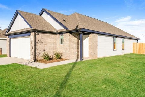 Photo of 2105 Crimson Lake Boulevard, El Reno, OK 73036 (MLS # 1217613)