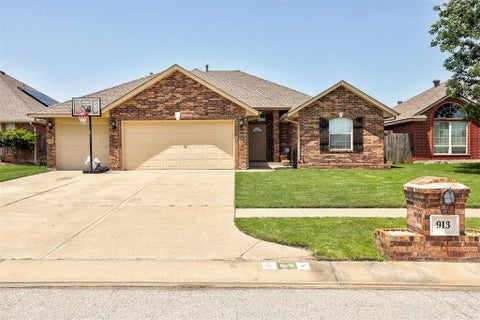 Photo of 913 SW 38th Street, Oklahoma City, OK 73160 (MLS # 1236569)