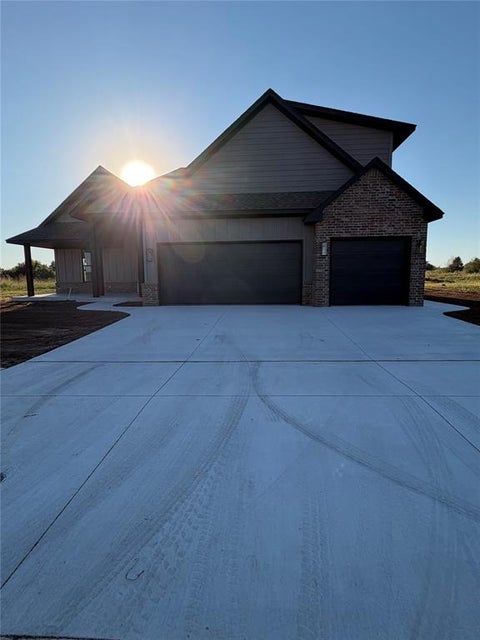 Photo of 1901 Hamzas Court, Yukon, OK 73099 (MLS # 1253089)