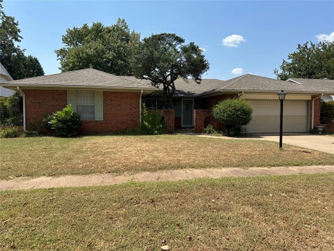 Photo of 1101 Washington Street, Edmond, OK 73034 (MLS # 1243685)