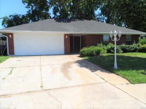 Photo of 2305 Carolyn Court, Norman, OK 73071 (MLS # 1228811)