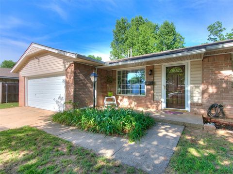 Photo of 1527 Pecan Avenue, Norman, OK 73072 (MLS # 1233171)