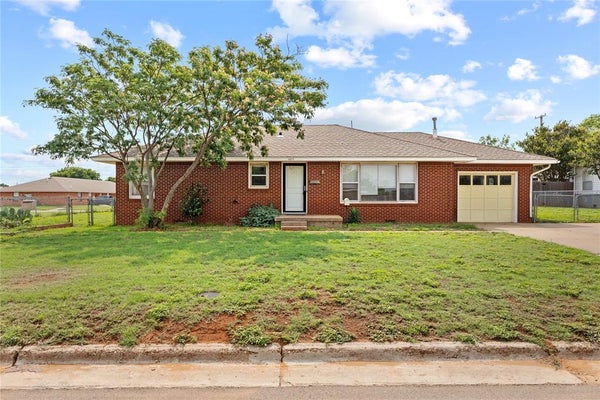 1009 N ILLINOIS ST, WEATHERFORD, OK 73096 - Image 88dae2eaaee3c8d833218df8ec74f270/3049888598