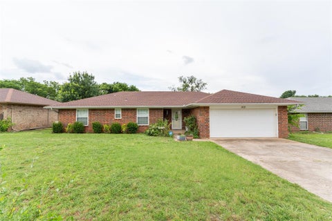 Photo of 802 Jay Drive, Noble, OK 73068 (MLS # 1233278)