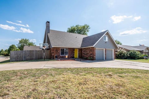 Photo of 728 Miller Drive, Yukon, OK 73099 (MLS # 1242716)