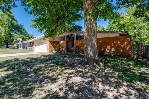 Photo of 1800 N Alexander Lane, Bethany, OK 73008 (MLS # 1227958)