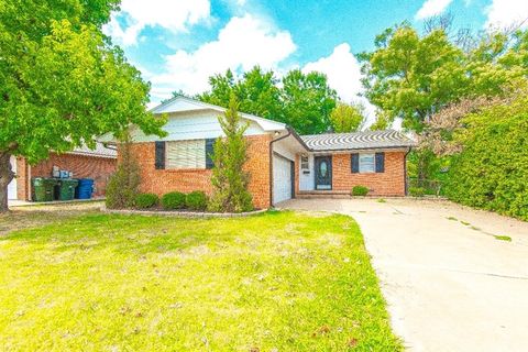 Photo of 205 E 30th Street, Edmond, OK 73013 (MLS # 1216261)